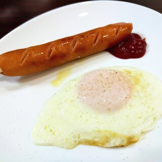 フランクフルトと目玉焼きの朝食☆
